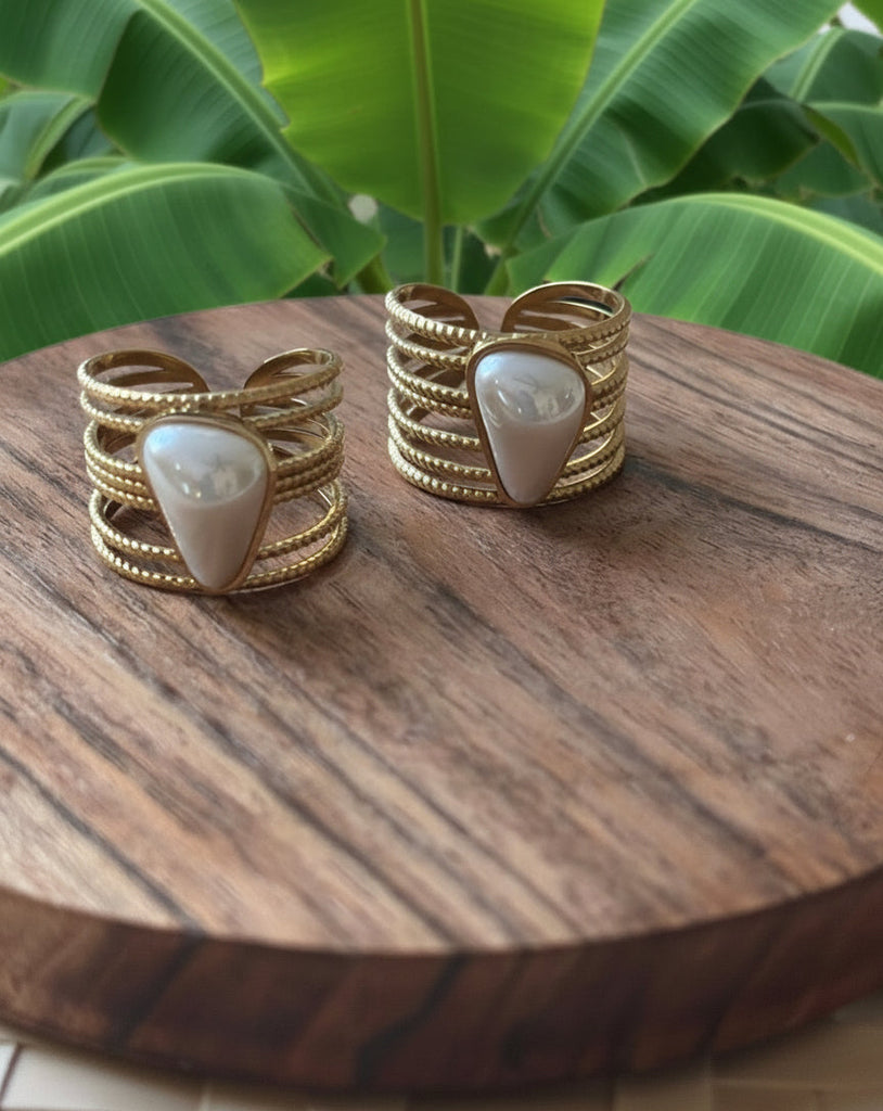 Pearl and gold ring