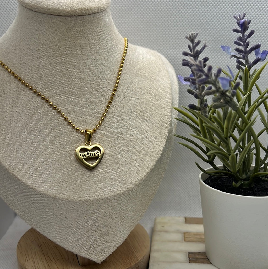 Corazón de Mamá necklace