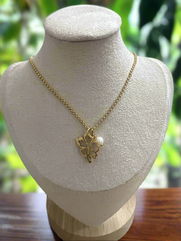 Natalie’s Maga neckless gold